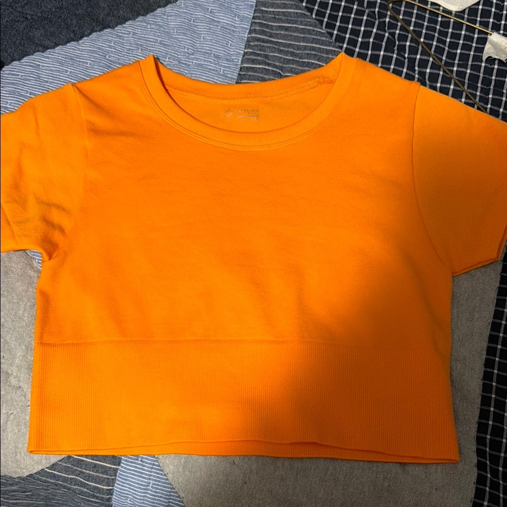 Like new offline Short Sleeve Orange Crop Tee